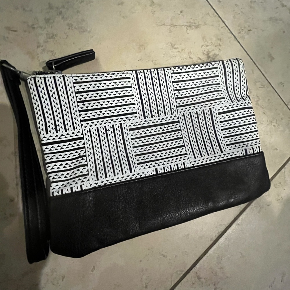 Manaola clutch / wristlet